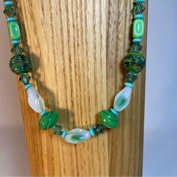 Czech crystal and glass lampworked beads green white necklace - Picture 13 of 13